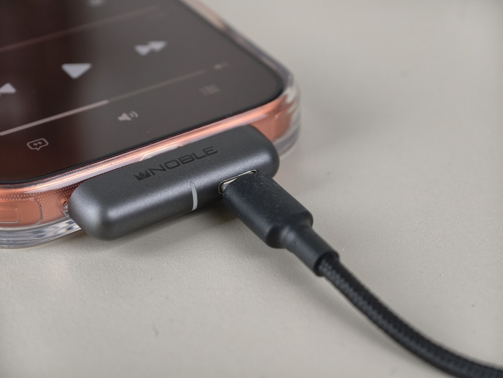 具有 USB Type-C 接口，使用裝置同樣可以為手機充電。