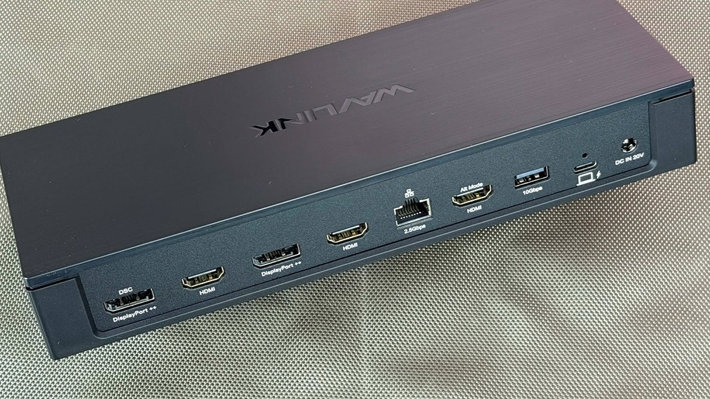 配備 2 組支援 8K60Hz 輸出的 DisplayPort (DP++) 埠、2 組 4K60Hz HDMI 及 1 組 HDMI (Alt. Mode) ,最高能驅動 5 個 4K 屏幕