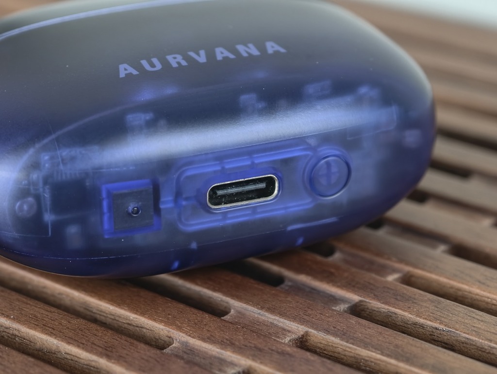 可以 USB Type-C 或無線進行充電。