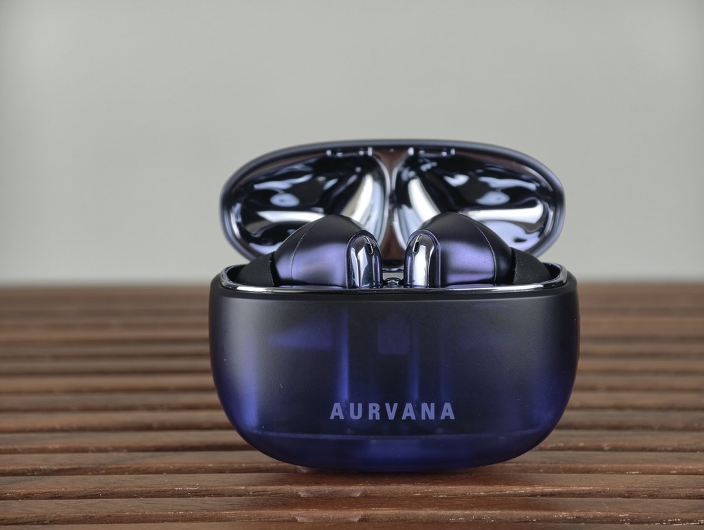 半透明機殼跟內部電鍍設計，第一眼見到甚有驚喜。