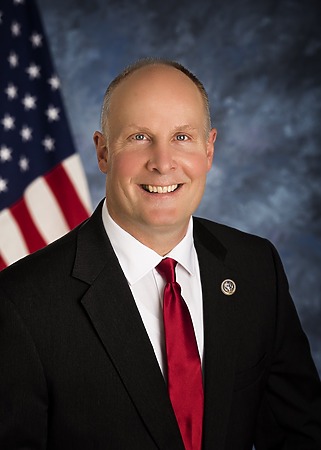 美國眾議院中共問題特設委員會主席 John Moolenaar 認為中國 AI 企業會持續「蒸餾」並利用美國 AI 模型來獲取優勢。