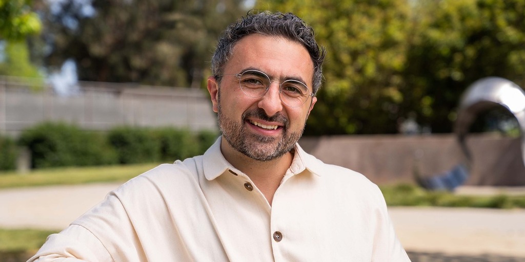 Microsoft AI 行政總裁 Mustafa Suleyman 對 AI 發展預測可謂「樂觀地悲觀」，好消息是 AI 發展速度確實極快，但人類職場正因而面臨極大風險。