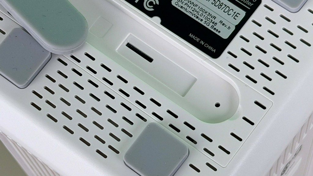 SIM 卡槽會在機的底部,並有防水蓋掩