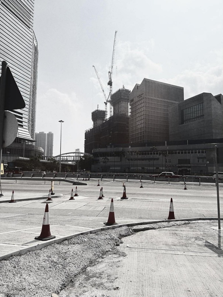 以 Agfa Scala 200 拍攝的效果，相片看似黑白，但其實會有紅色，天空會有很淡的藍色