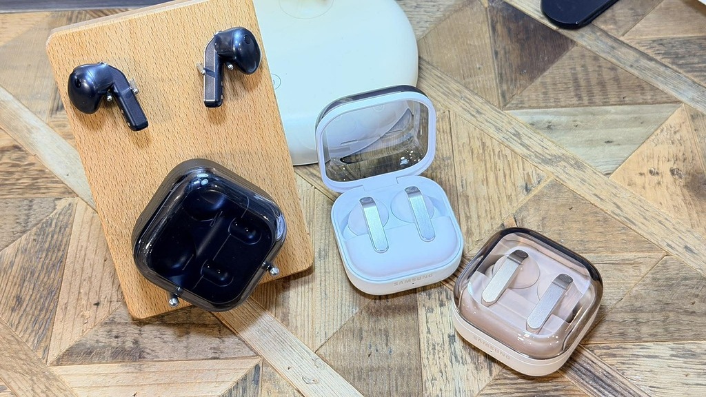 今代 Galaxy Buds4 Pro 會有珍珠白和星夜黑兩個基本顏色，而 Samsung 網上商店會追加限定的星瑰金色。