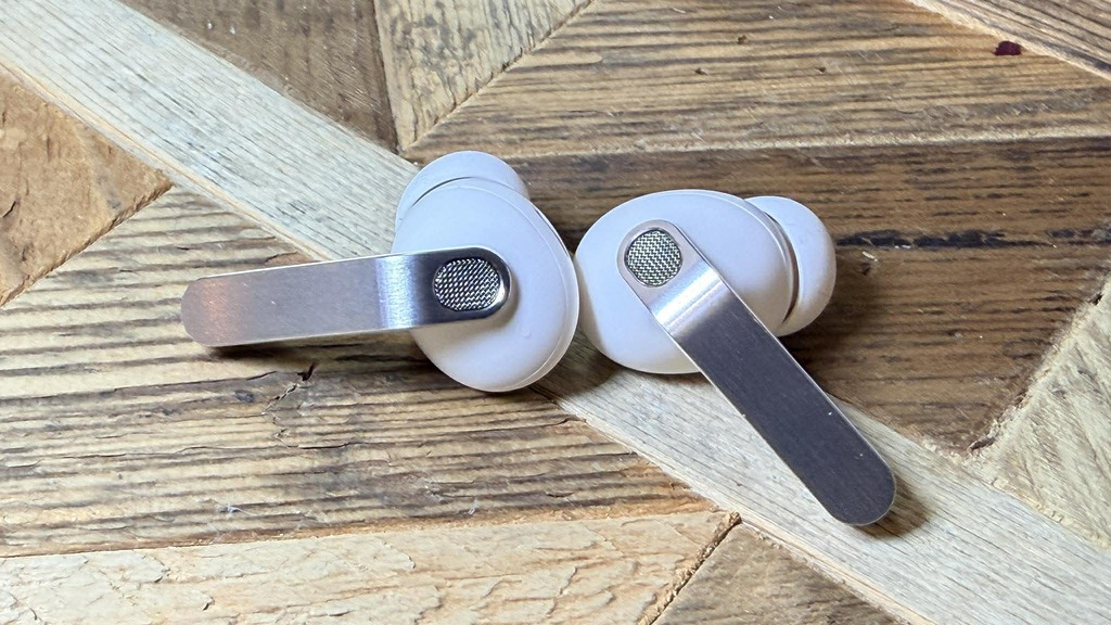 設計上， Galaxy Buds4 系列在耳機柄會用上金屬飾面，配合髮絲紋處理，感覺相當別緻。