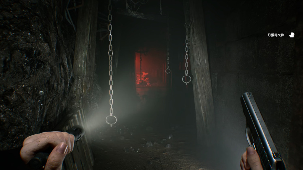 玩法集中在潛行生存迴避，緊張感很強烈。