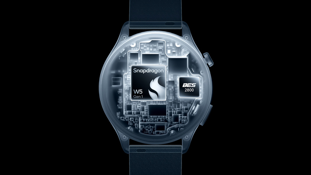 Xiaomi Watch 5 採用雙晶片設計，分別為高通 Snapdragon W5 Gen 1（4nm）主晶片 + BES2800BP（6nm）低功耗協同晶片，系統能因應使用情況進行智能切換，以平衡性能與續航。
