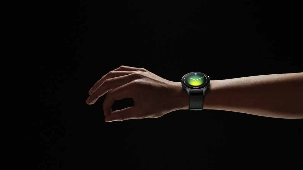 Xiaomi Watch 5 採用 Wear OS by Google，可直接在手錶上與 Google Gemini 對話（查詢、提醒、任務），亦支援手勢控制，包括捏兩下手指掛斷電話／延遲鬧鐘、轉腕兩下開錢包等。