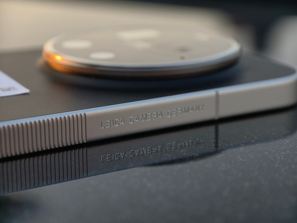 銀灰色的邊框上會刻有像鏡頭變焦環的坑紋，並印有 LEICA CAMERA GERMANY 的字樣，有著滿滿的 LEICA 感。