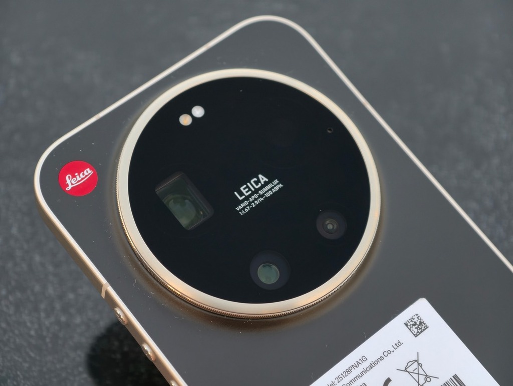 採用 Leica 認證的三鏡頭系統,分別為 2 億像素 75mm -100mm 長焦遠攝 + 5,000 萬像素 23mm 廣角 + 5,000 萬像素 14mm 廣角鏡頭。