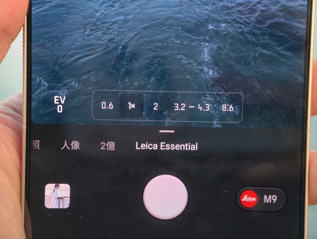 內建 Leica Essential 模式,內建模擬經典 M3 及 M9 機型的攝影模式。前者能呈現強烈黑白對比的灰調質感,後者則能重現經典 CCD 的色彩科學,讓用戶輕鬆拍出富有底片韻味的大師級作品