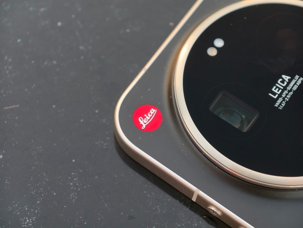 鏡頭模組的左上角有 Leica 的紅點 Logo。