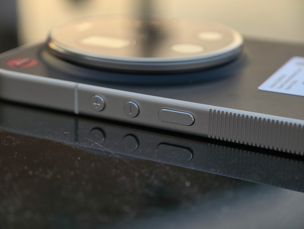 這個「實體變焦環」,不會像真的相機變焦環那樣會有阻尼感⋯⋯