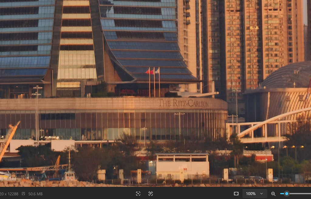 把相片裁放後,仍可看到西九龍 ICC The Ritz Carlton 酒店的字樣。