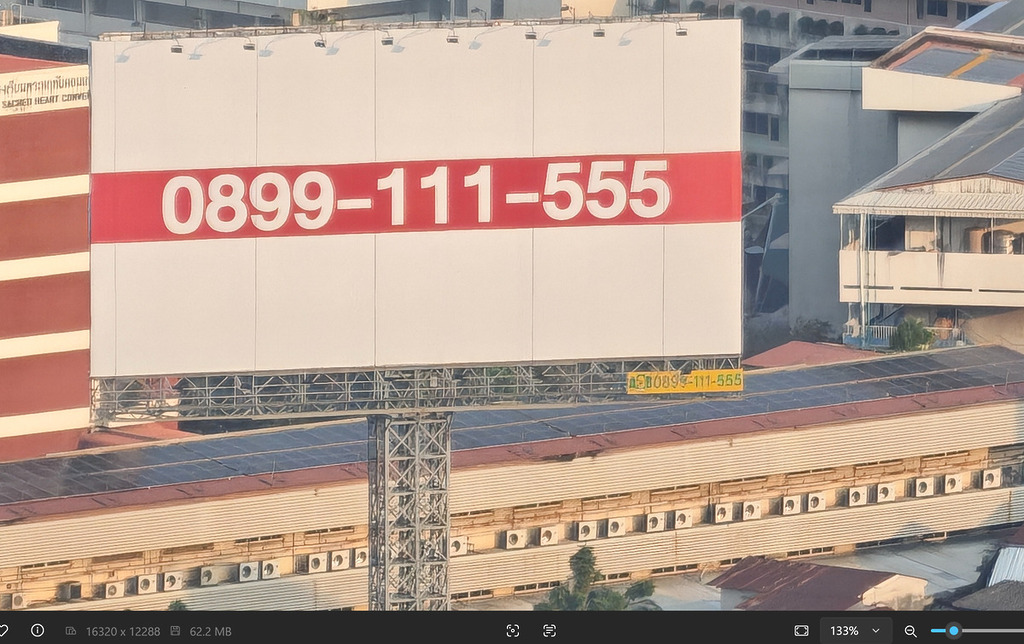 不單可清楚大廣告牌上的電話號碼,就連左下角的小廣告牌上的電話也能看到。
