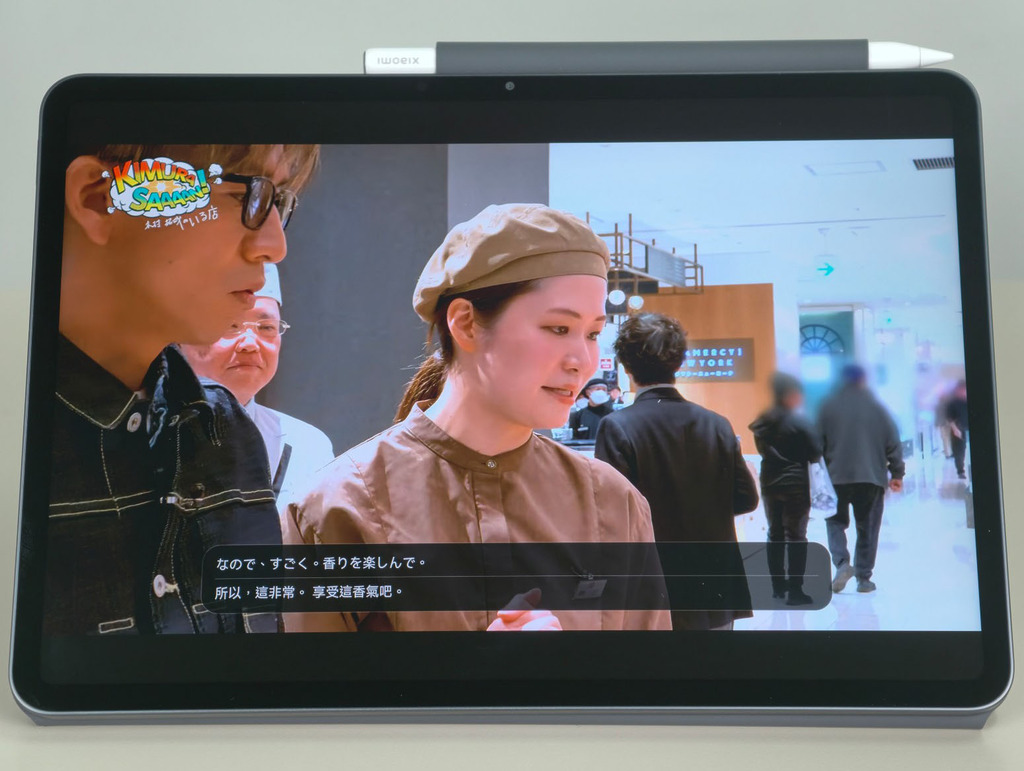 有 AI 字幕幫助，睇新聞或 Youtube 節目都可以用得到。