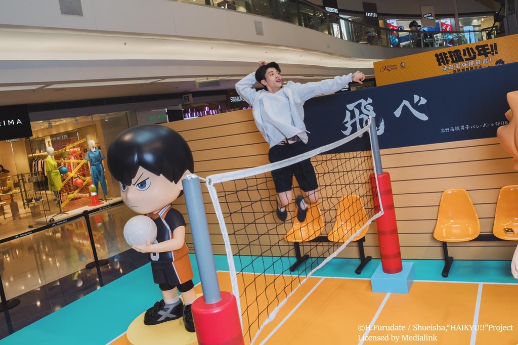 日向翔陽及影山飛雄以 1.8 米高公仔造型登場