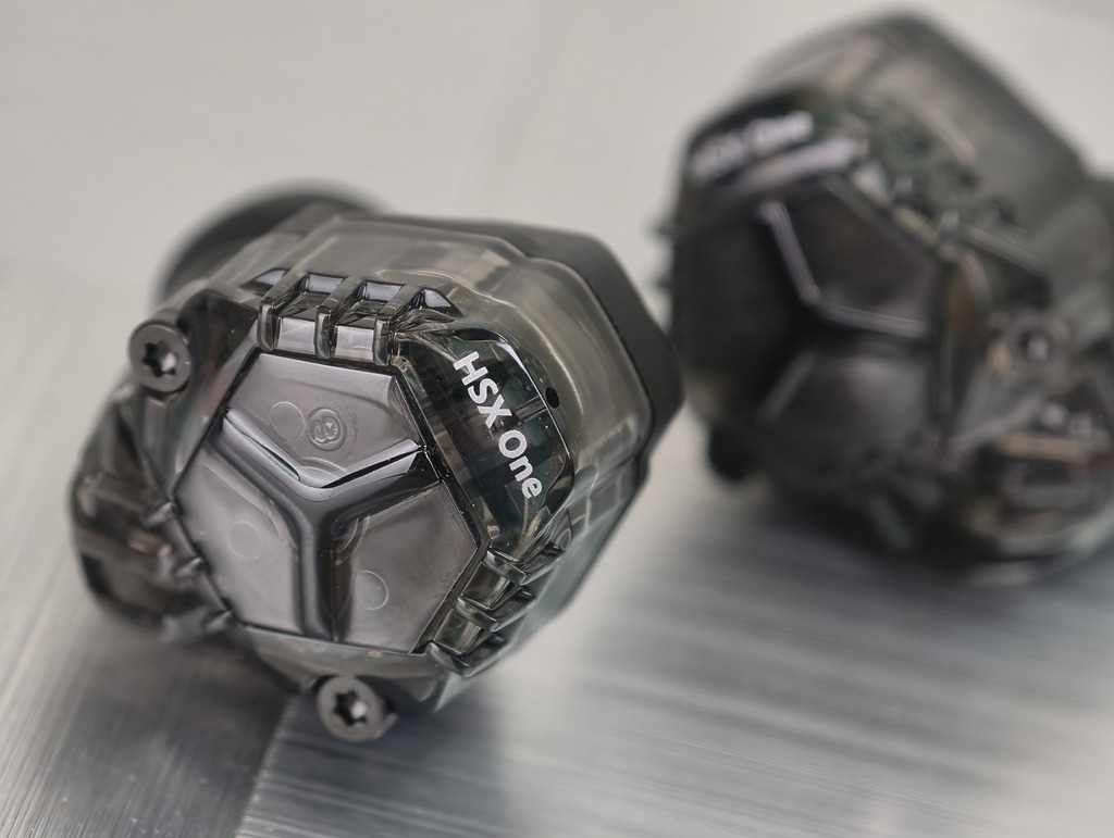 石墨黑透明度不太高，帶有一點低調的感覺。