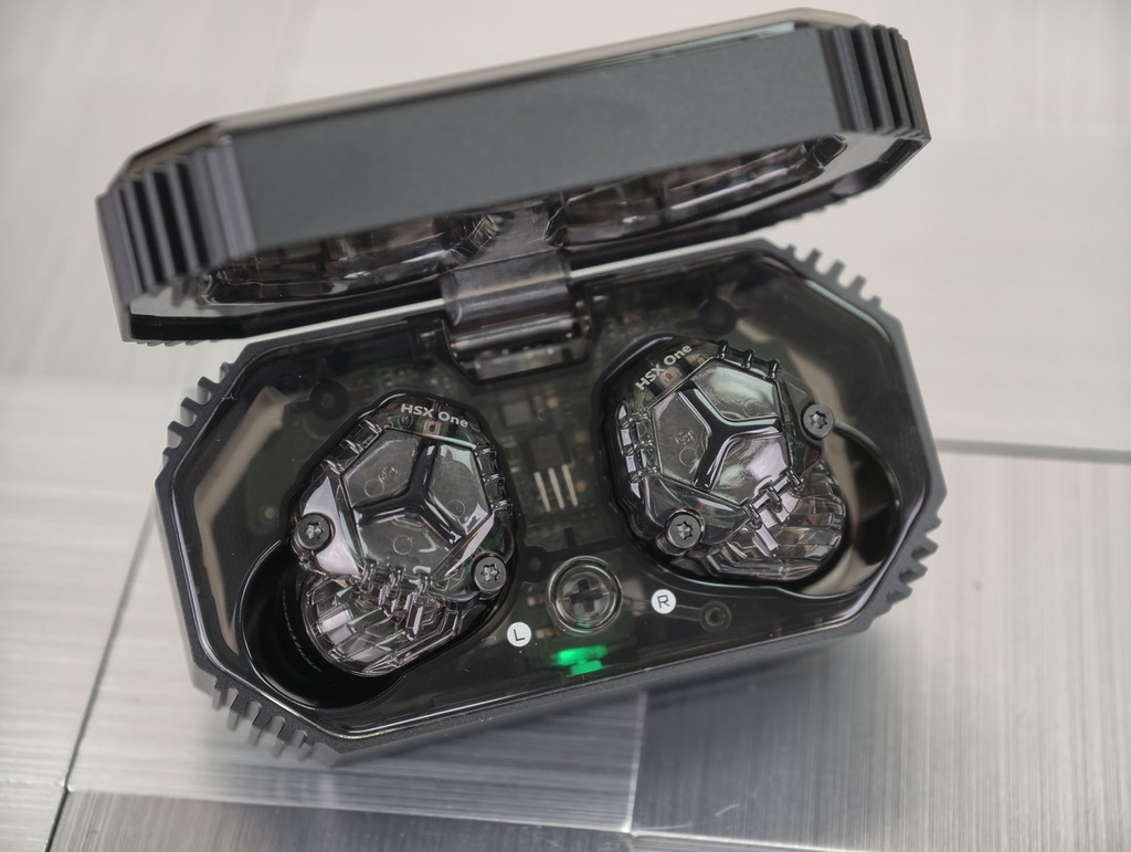 耳機設計保留了以往的機械感。