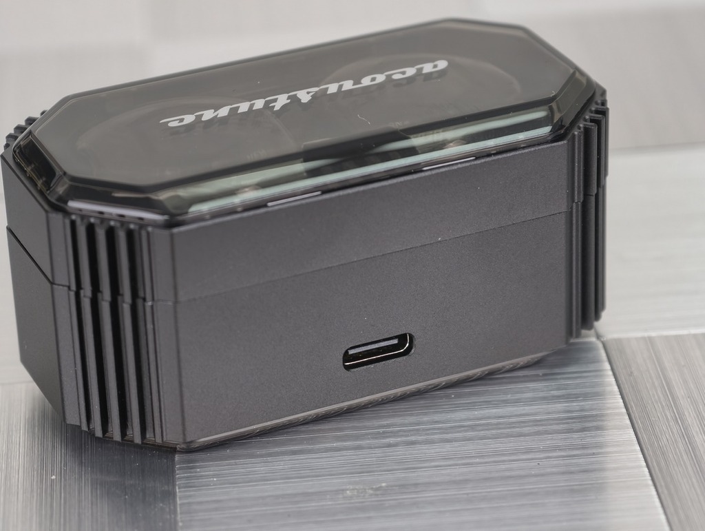 支援有線及無線充電方式。