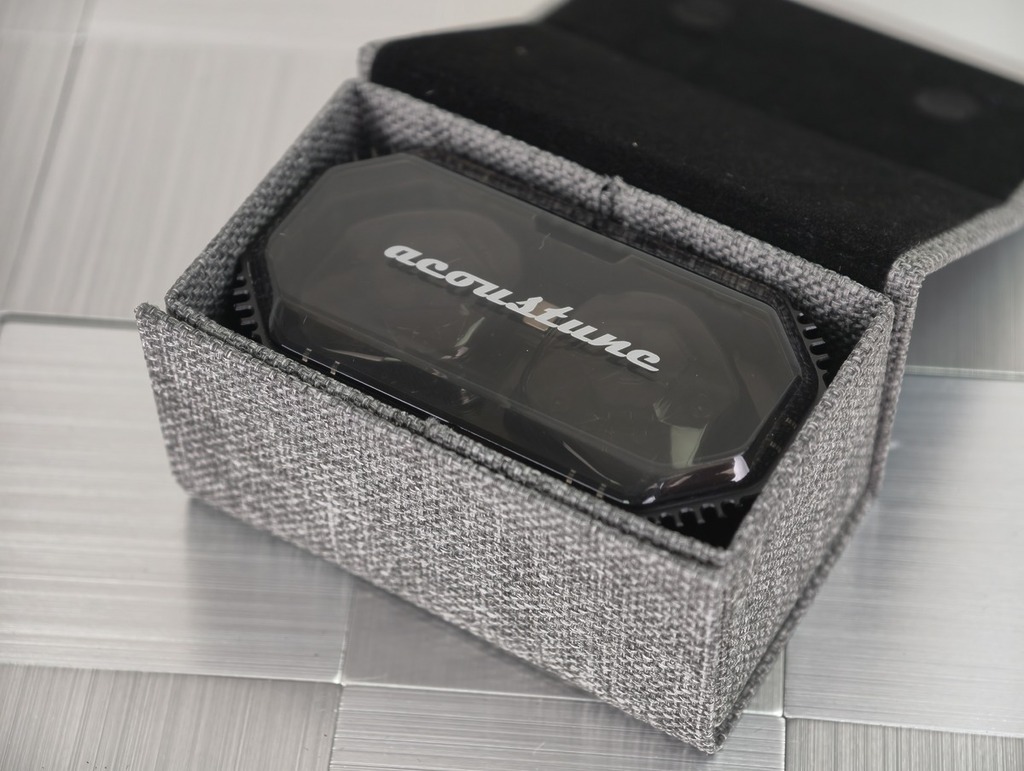 從耳機保護盒取出耳機好有儀式感。