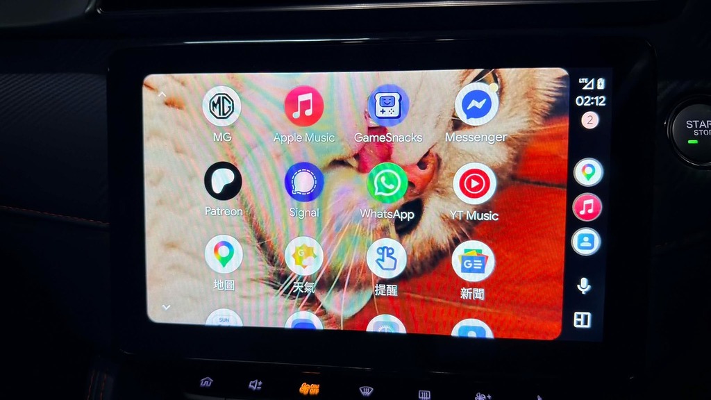 Android Auto 同樣可以使用手機上的部分應用，例於 Google Map、高德地圖、Apple Music、YouTube Music、Whatsapp、Facebook Messenger、Patreon 等等。