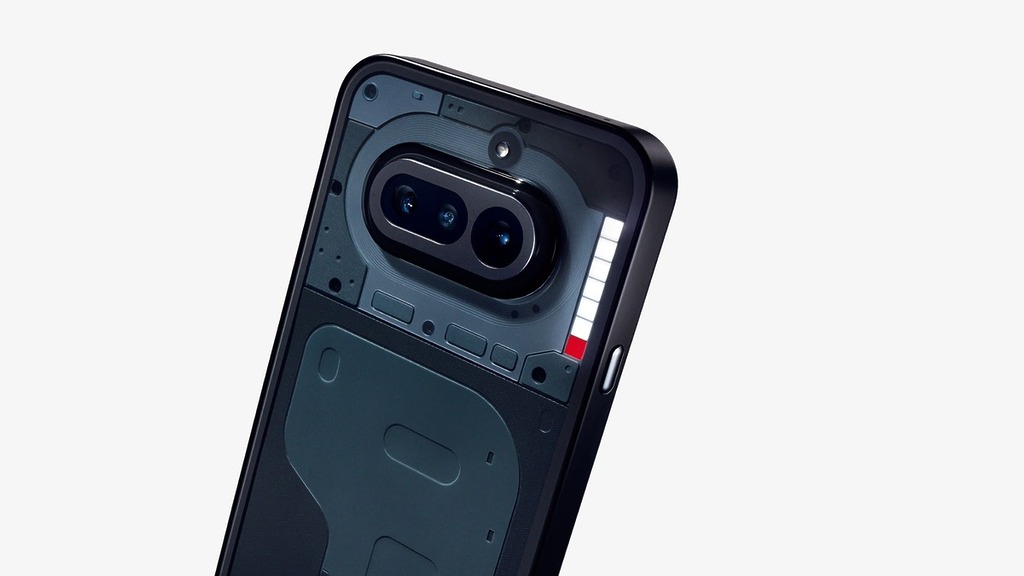 改良版 Glyph Bar 由 7 個方形發光區內 63 顆 mini-LED 組成，提供高達 3,500nits 發光效果。