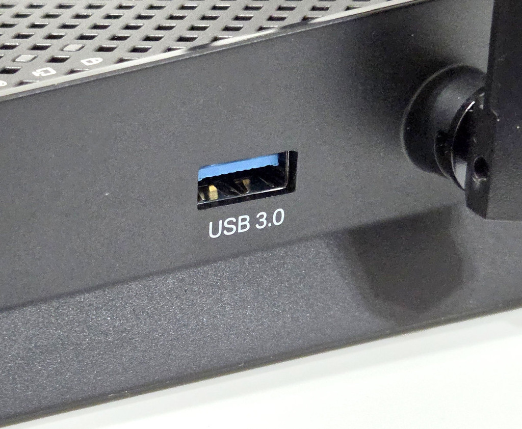 USB 3.0 介面支援外接儲存裝置。