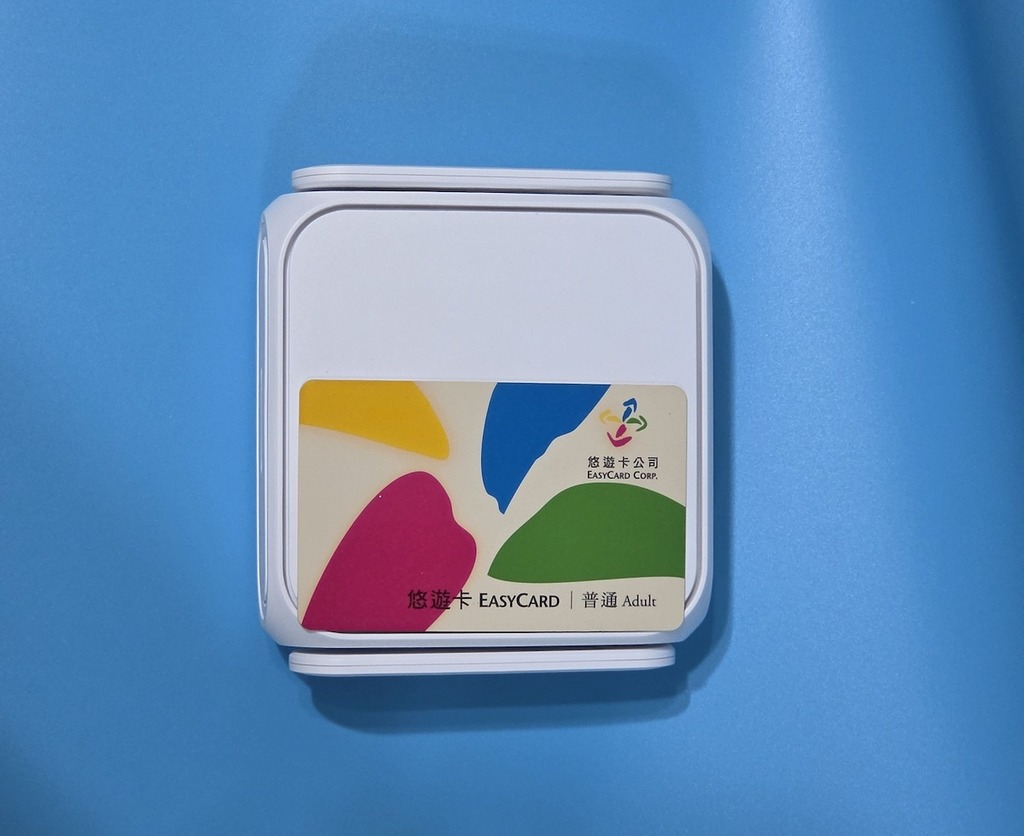 ASUS RT-BE58 Go 與台灣悠遊卡大小比較。