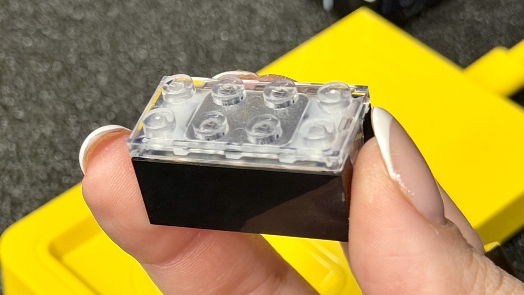 Lego 的智慧積木 (Smart Brick）內藏微型電腦，具備包括 RGB 燈光、即時合成聲音、無線充電池、藍牙網狀網路（可與其他積木通訊）、多種感測器（包括動作、方向、顏色、環境光、接近距離）、麥克風（偵測聲音），以及 NFC 讀取器，讓它能透過嵌入樂高套組上來執行小型程式。