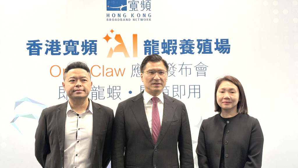 香港寬頻企業方案技術業務總經理周健雲先生(左)與住宅方案行政總裁蕭容燕女士(右)宣布香港寬頻成為全港首間推出 OpenClaw AI 應用方案的電訊服務供應商。立法會科技創新界議員丘達根先生(中)亦有出席今次發布會。