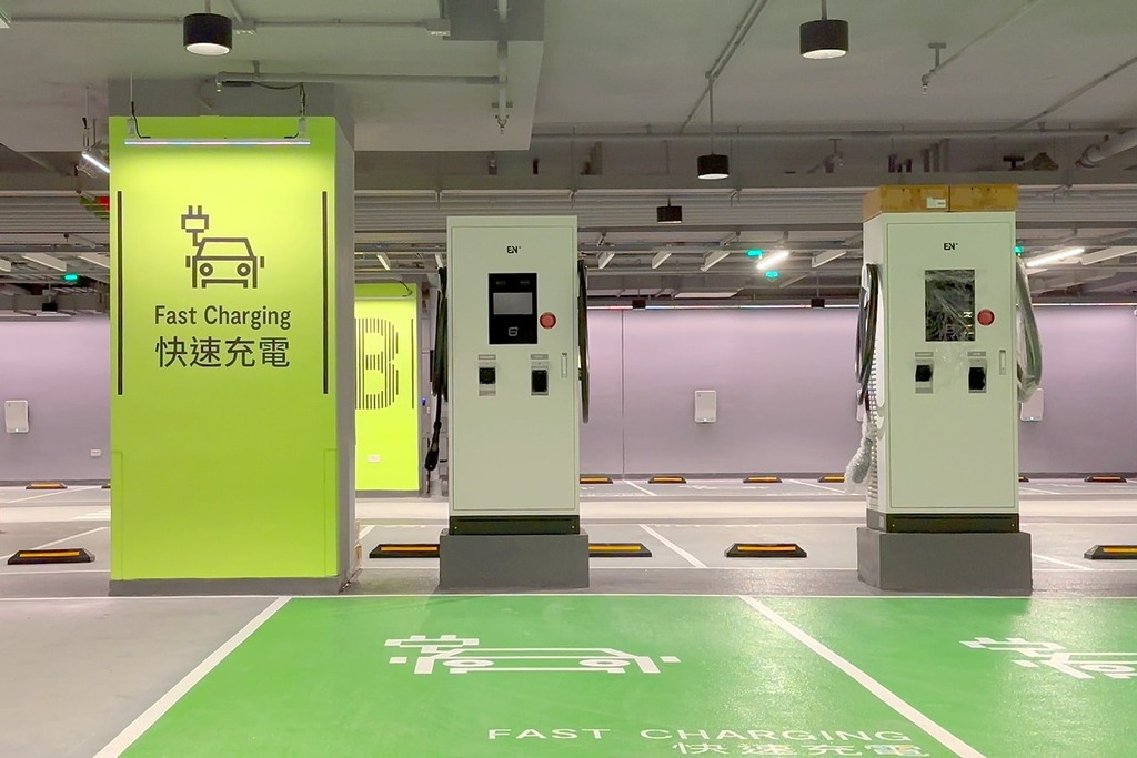 很多商場都提供快速充電器,方便電動車駕駛者。