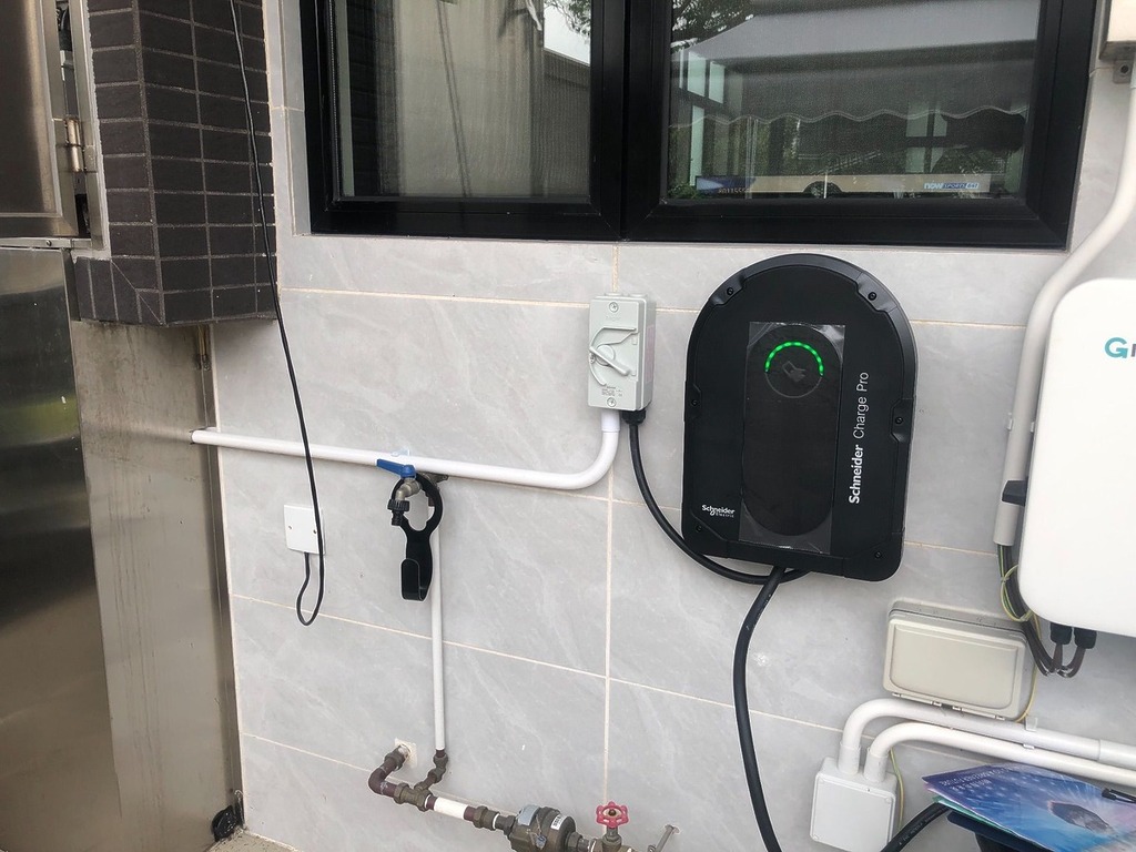 即使在室內停車位使用,也應優先選具 IP55 以上防水防塵(適合室外)、 RFID/NFC 授權啟動,有防偷電設計、內置 RCD/RDC-DD 漏電保護等安全裝置的型號。