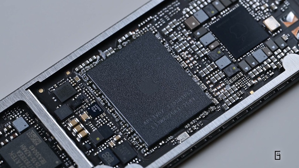 店方順道揭開 A18 Pro 晶片的樣子。