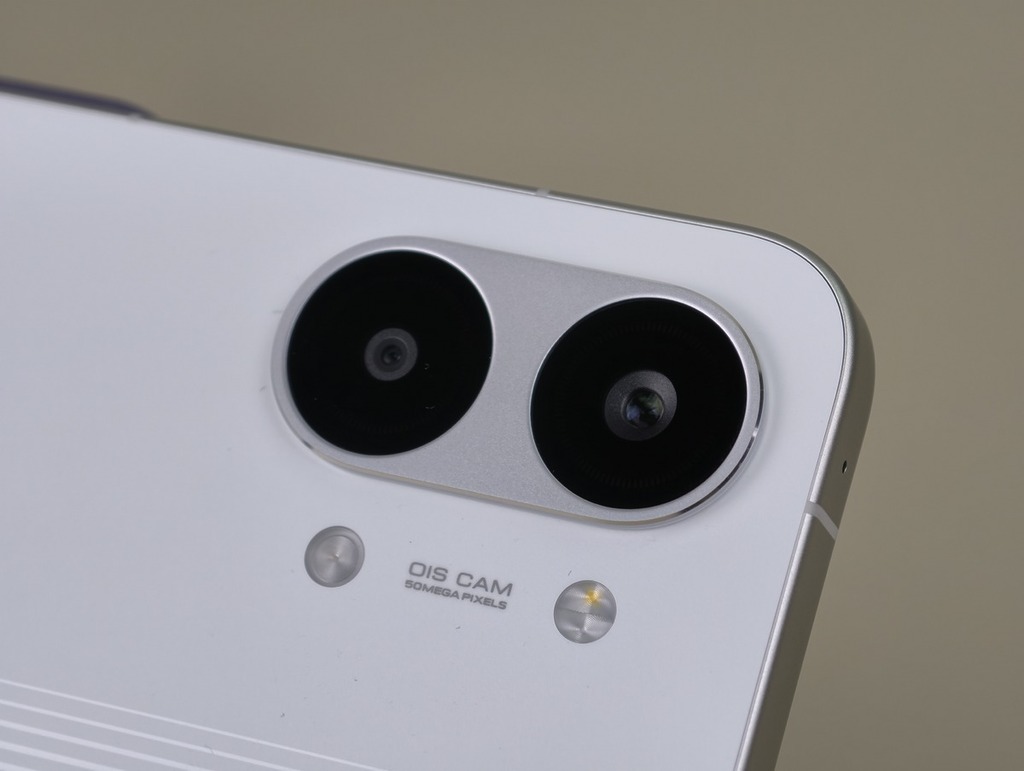 背面雙鏡分別提供 5000 萬及 800 萬像素輸出。