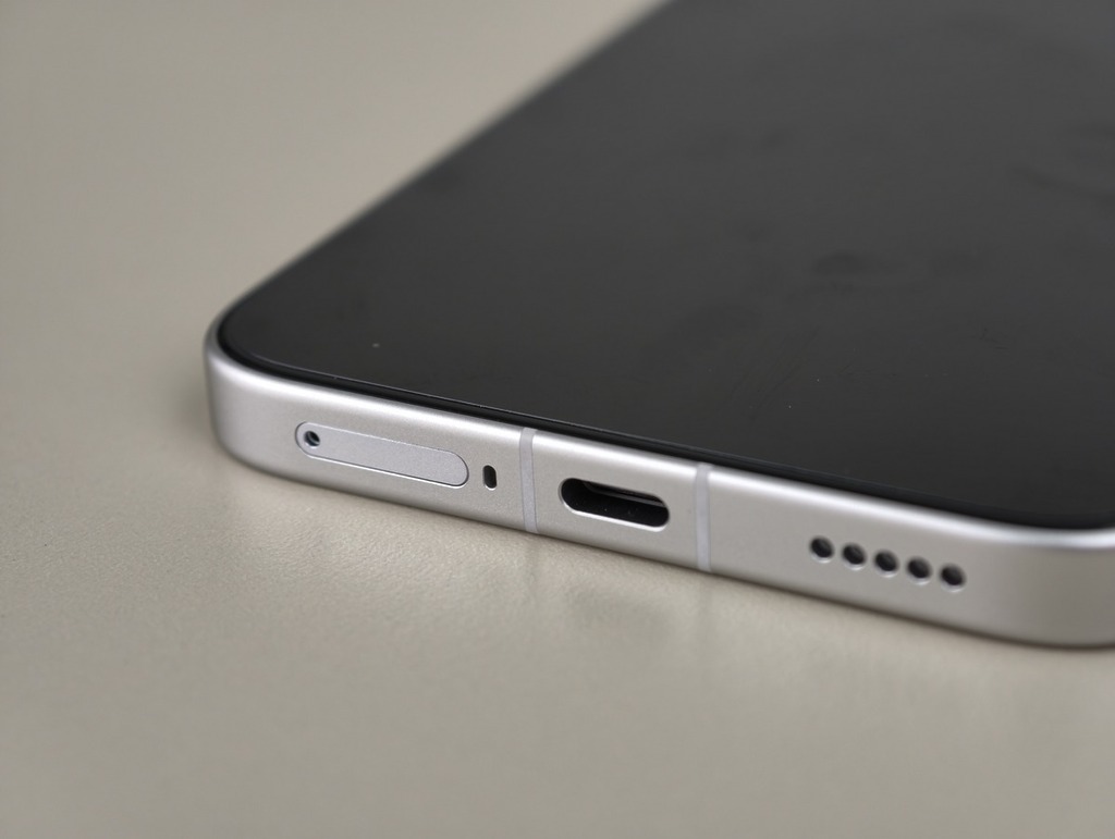 提供 27W 反向充電。