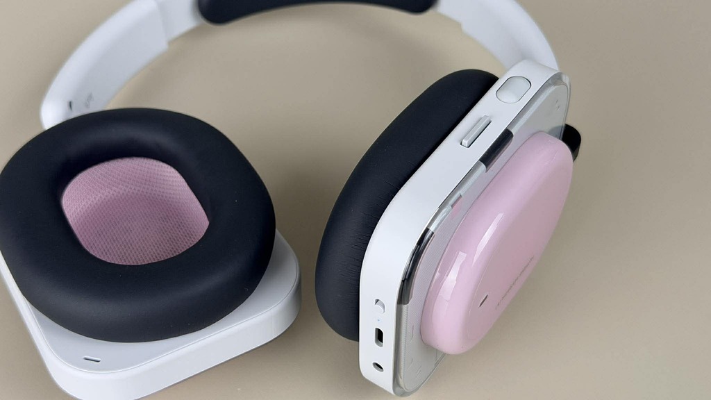 操作方面，在機身會有滑輪和撥杆來控制音量／播放和前後選曲。而右邊耳機的黑色按鍵，除了可用作召喚智能助手，更可透過實體按鈕在指定應用程式間快速切換，也可配對手機作為遠端拍照快門。