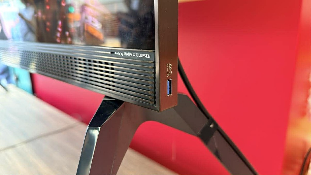 TCL 的旗艦級 X11L 與及準旗艦級 C8L 系列，都會採用丹麥奢華音響品牌 Bang & Olufsen 的音響系統，並支援獨有的 Beosonic 混音功能。