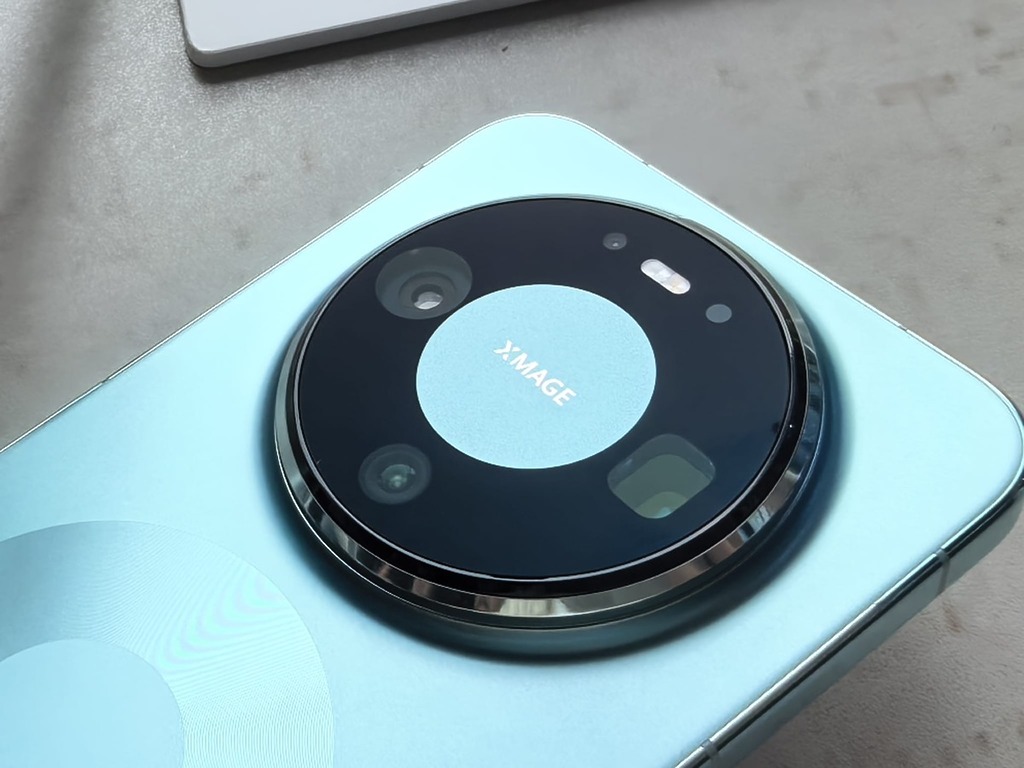 機背相機由 5,000 萬像素主鏡頭、4,800 萬像素超聚光微距長焦鏡頭及 4,000 萬像素超廣角鏡頭組成。