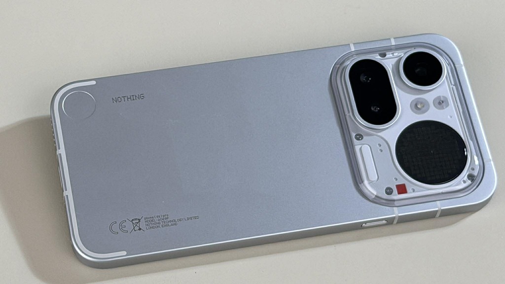 說到 Nothing Phone (4a) Pro 最亮眼的突破,不得不提它採用航空級鋁合金一體成型的機身,不單增加了機身的剛性,也令機身的厚度變得更纖薄,新機厚度只有 7.95mm,重 210g,是目前 Nothing 最薄的金屬機身手機。