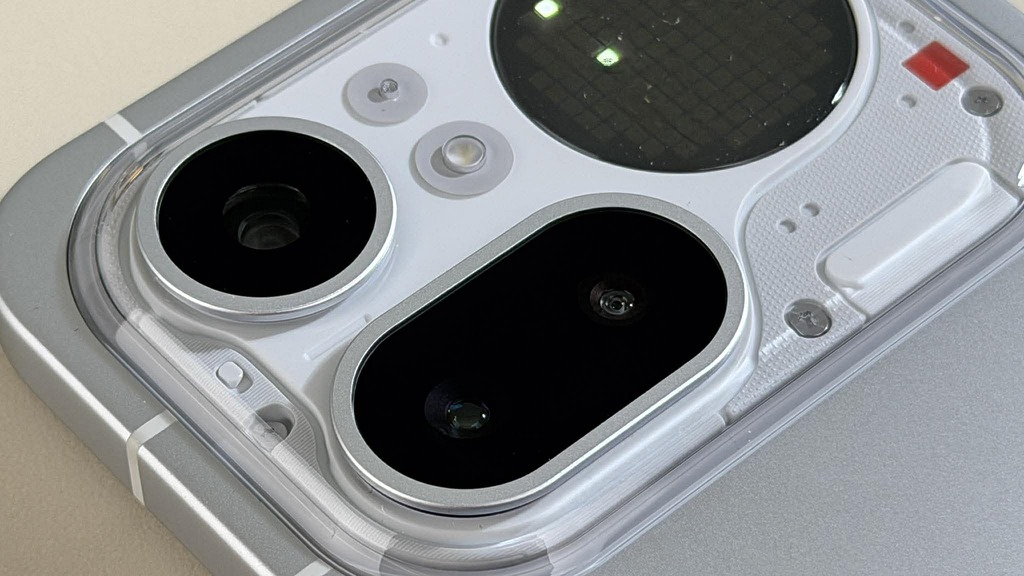 機背三鏡頭為 50MP 主鏡頭(OIS 光學防震、f/1.9),50MP 潛望式長焦鏡頭(3.5 倍光學變焦、OIS,最高 140 倍數位變焦),以及 8MP 超廣角。