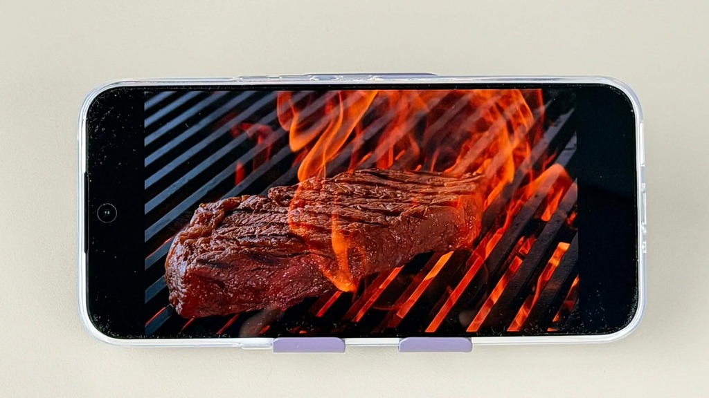 屏幕的亮度相當高,可充份發揮 HDR 影片的效果。