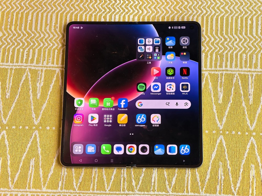 OPPO Find N6 擁有招牌自動平滑柔性玻璃，使用三星 E7 面板 8.12 吋 QXGA+ 120Hz LTPO AMOLED 主螢幕，日常使用時能大幅緩減因摺合架構做成摺屏手機常見摺痕現象。