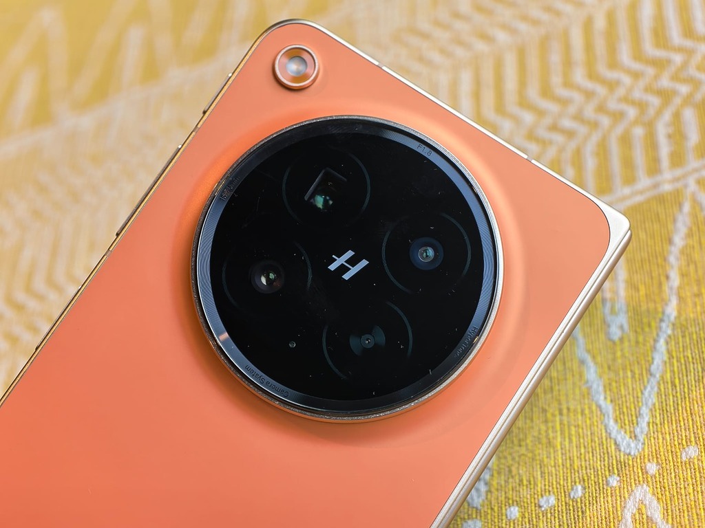 港版 OPPO Find N6 採用由 200MP F1.8 OIS 主鏡、50MP 120° 廣角、50MP OIS 潛望長焦，跟招牌丹霞色彩鏡頭組成 Hasselblad 四鏡。