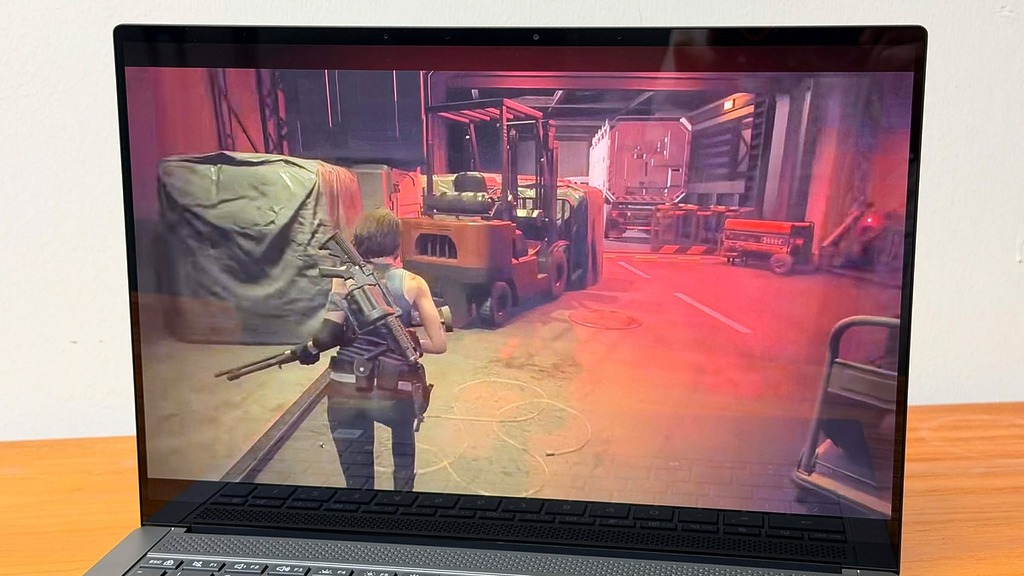 沒有配備獨立顯卡的情況下，透過 NPU 和內置 GPU 的協作下，發揮一定的遊戲效能。