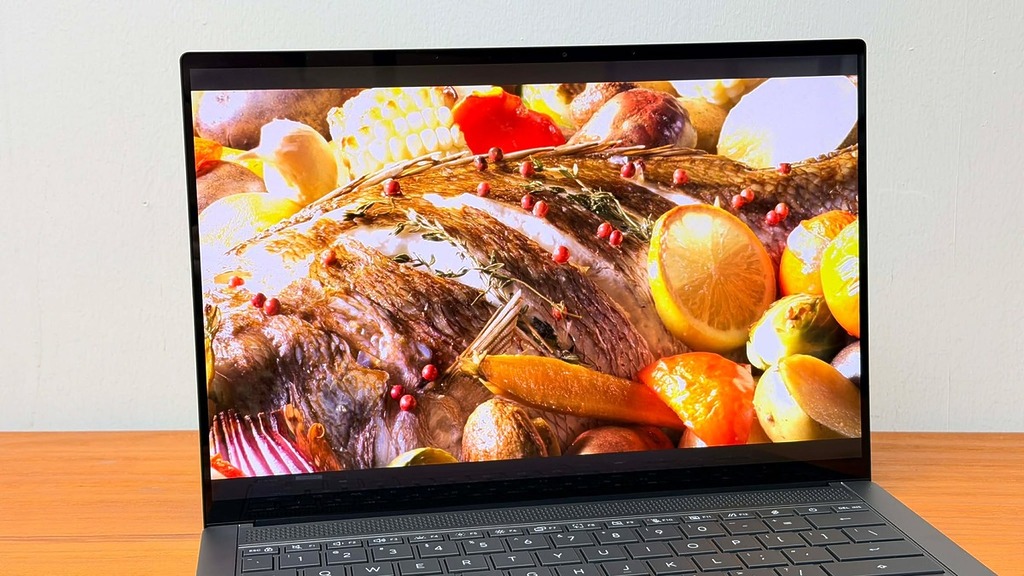 色準方面，屏幕更通過 Pantone 認證，確保色彩還原精準，加上高達 1100nits 峰值亮度，在剪輯 HDR 影片或觀看支援 HDR 的串流內容就更賞心悅目。