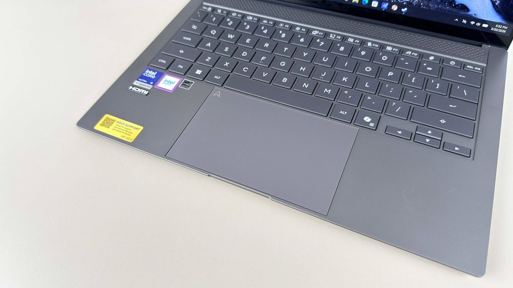 寬大的觸控板會支援 Smart Gesture 智慧手勢功能，讓用戶能輕鬆以指尖操控全局。