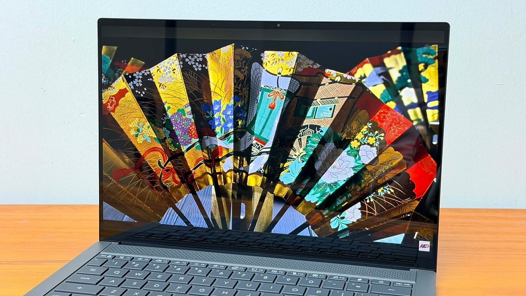 採用 14 吋 ASUS Lumina OLED 觸控屏幕，峰值亮度達 1100nits，色彩鮮艷。