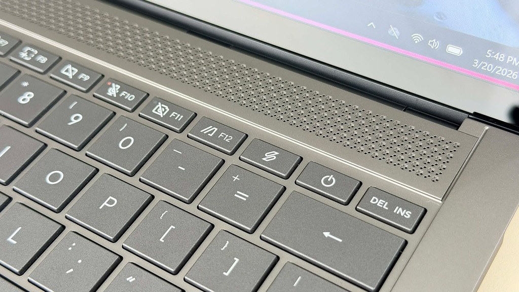 鍵盤上方的散熱孔也採用了 CNC 切割，實用之餘，顏值也滿分。